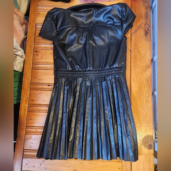 Girls Leather Dress size xs only worn once for decades day in school - Picture 2 of 2